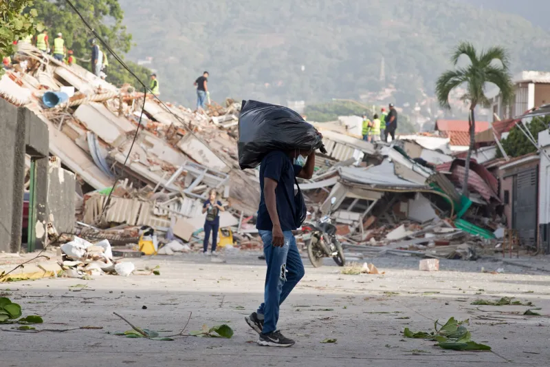 Saqueos en la zona cero de los terremotos de Venezuela: entre la desesperación y la delincuencia