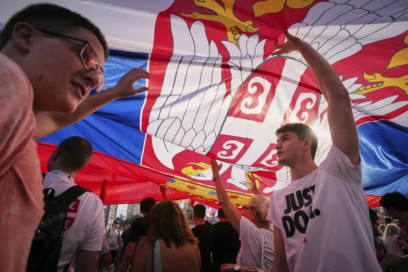 Treinta eurodiputados piden a UE actuar ante la "brutal represalia" de activistas y periodistas serbios