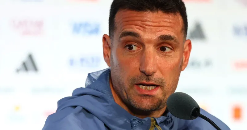 Lionel Scaloni se tomó un minuto antes de la conferencia de prensa y pidió "fuerza para el pueblo venezolano"