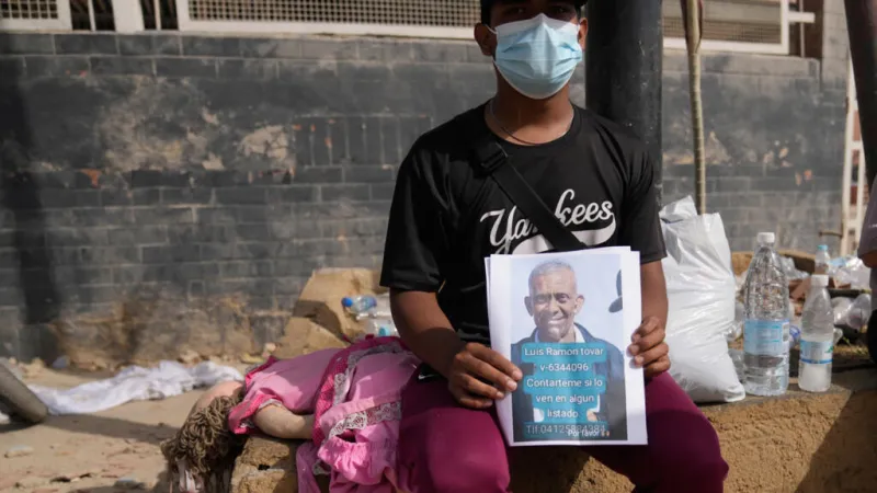 Listas en la pared y webs caseras: los venezolanos buscan a sus desaparecidos tras los terremotos