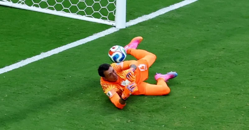Fernando Muslera cometió otro grosero error y Bielsa lo sacó para el segundo tiempo: su floja respuesta permitió el gol de España