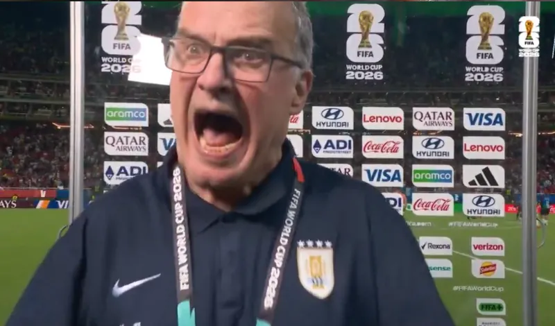 Marcelo Bielsa perdió los papeles y empezó a gritar en plena entrevista tras eliminación de Uruguay del Mundial 2026: "¡Dale de una vez!"