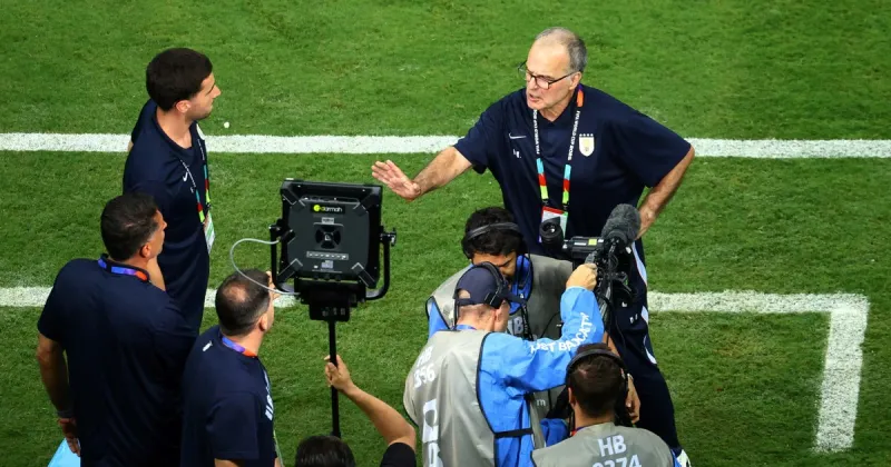 Marcelo Bielsa, enojado en el campo de juego tras la dura eliminación y resignado en conferencia: "No le dejo nada al fútbol uruguayo"