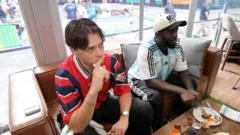 Los aficionados al fútbol a los que les pagan US$50.000 por ver todos los partidos del Mundial