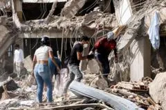 "Hay olor... ya se están sintiendo los fallecidos": la desolación en La Guaira mientras esperan más ayuda en medio de la devastación tras el doble terremoto en Venezuela