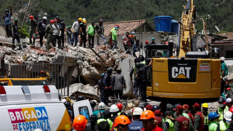 "Todavía hay gente con vida": 1.600 socorristas llegan a Venezuela, mientras se reduce el tiempo para hallar sobrevivientes