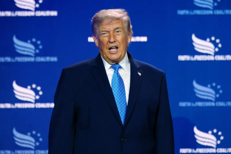 Trump nombra a un ex policía al frente del ICE