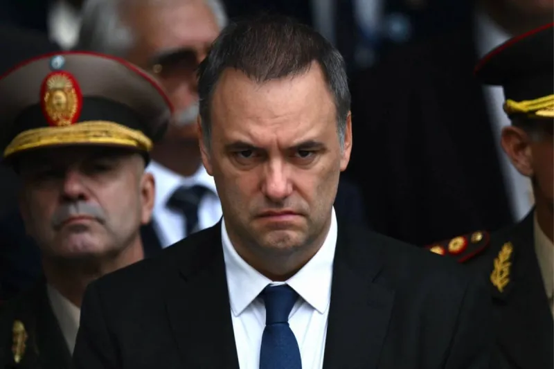 Milei se desprende de su jefe de gabinete de ministros para intentar frenar el desgaste y el creciente rechazo en las encuestas