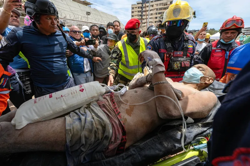Un hombre y su hijo son rescatados de entre los escombros casi cuatro días después de los terremotos en Venezuela