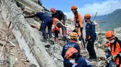Cuánto tiempo se puede sobrevivir bajo los escombros tras un terremoto y qué factores dan esperanza a los rescatistas