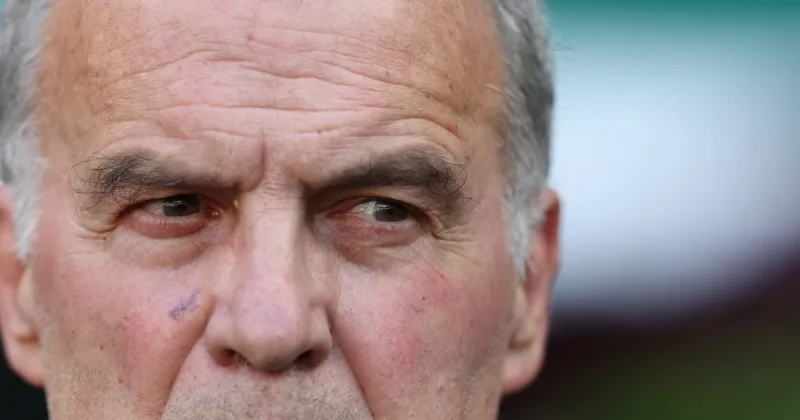Triste, solitario y ¿final?: así fue la llegada de Marcelo Bielsa a Montevideo tras la prematura y dolorosa eliminación de Uruguay del Mundial 2026
