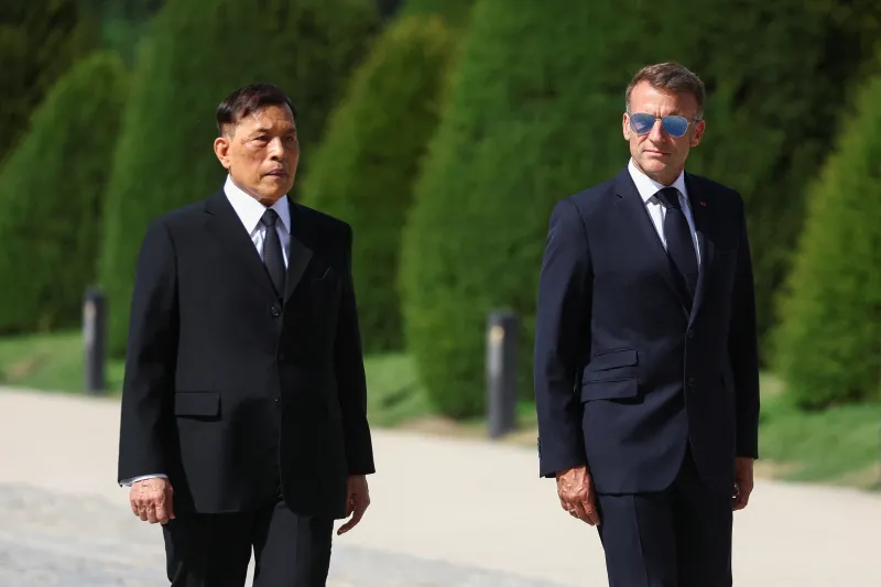 Macron extiende la alfombra roja al excéntrico rey Rama X de Tailandia, deseoso de venderle aviones de Airbus