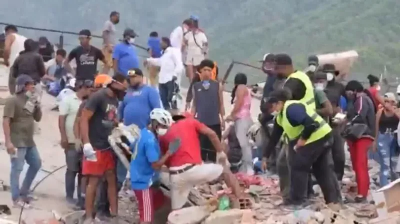 Réplica de 4,6 sacude Venezuela tras el doble terremoto; continúan las labores de rescate