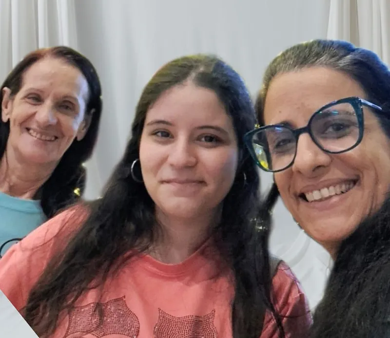 "Mi hija me dio un martillo a través de una grieta y rompí la puerta para que pudieran salir"