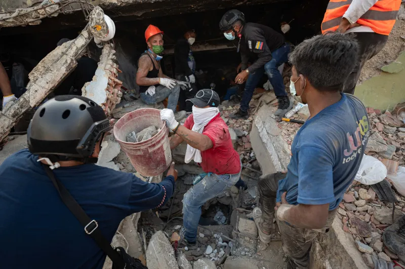 Milagro en La Guaira: Venezuela anuncia el rescate de un menor de edad cinco días después de los terremotos