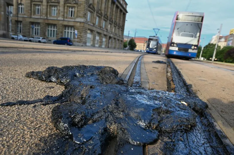 La ciudad alemana de Leipzig, donde el calor derritió las juntas de los raíles del tranvía, pide ayuda a los ciudadanos para eliminar el fundido