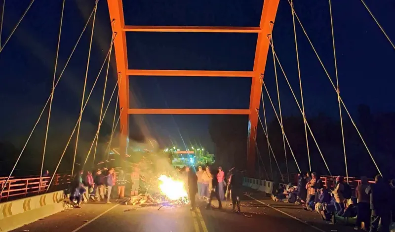 Paro indefinido en Moquegua: bloquean Puente Montalvo en rechazo a ley que modifica su territorio