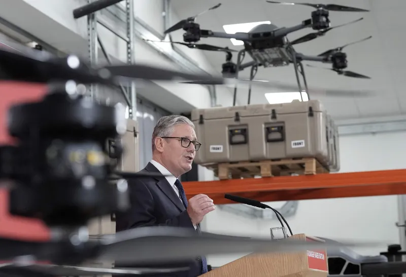 Londres hace de la necesidad presupuestaria una virtud y planea su rearme acercándose al modelo ucraniano de drones e IA