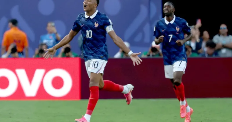 Mbappé en modo leyenda, la resistencia amarilla y una delantera de videojuego: los memes de Francia vs Suecia