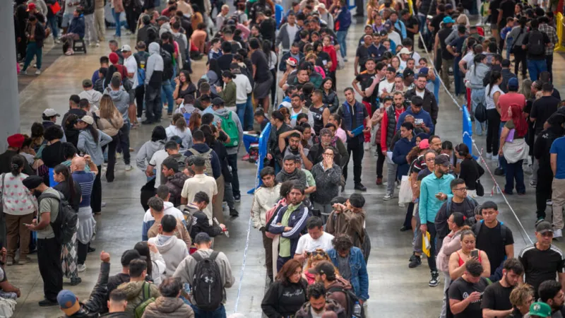 Regularización masiva en España: 1,2 millones de migrantes esperan integrarse a la economía