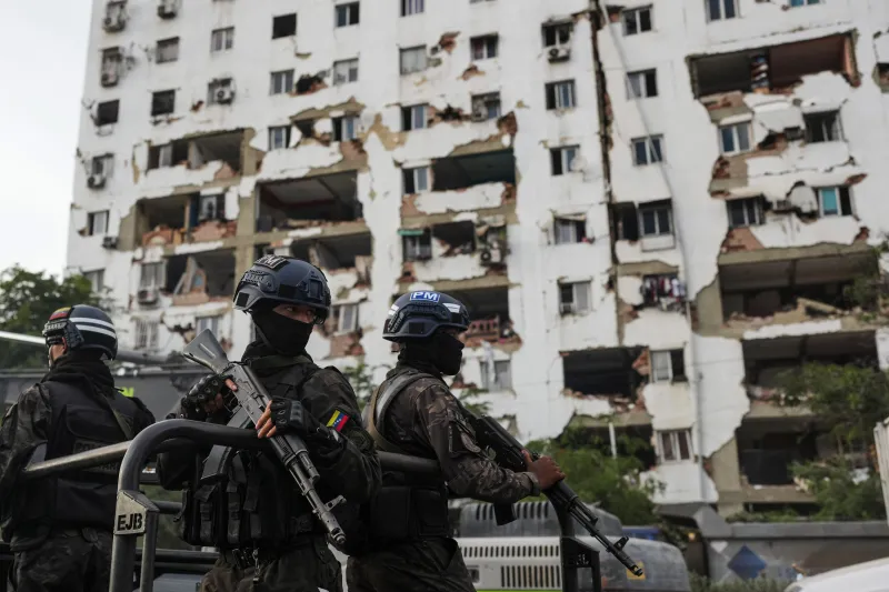 Detienen a cuatro policías en Venezuela por apropiarse de dinero hallado entre los escombros en La Guaira