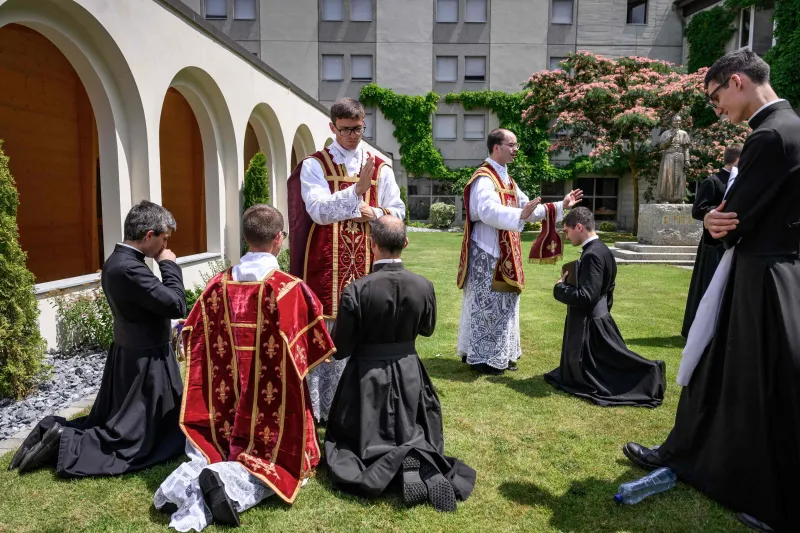 Cisma en la Iglesia católica: los lefebvrianos consuman su desafío al Papa León XIV y ordenan a cuatro obispos ultramontanos pese a la advertencia de excomunión