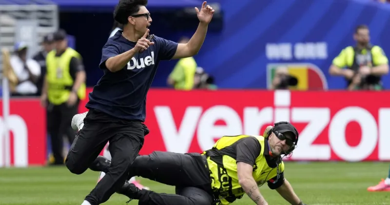 Tres hinchas saltaron al campo de juego en el partido entre Bélgica y Senegal: por primera vez se vulneró la seguridad en el Mundial