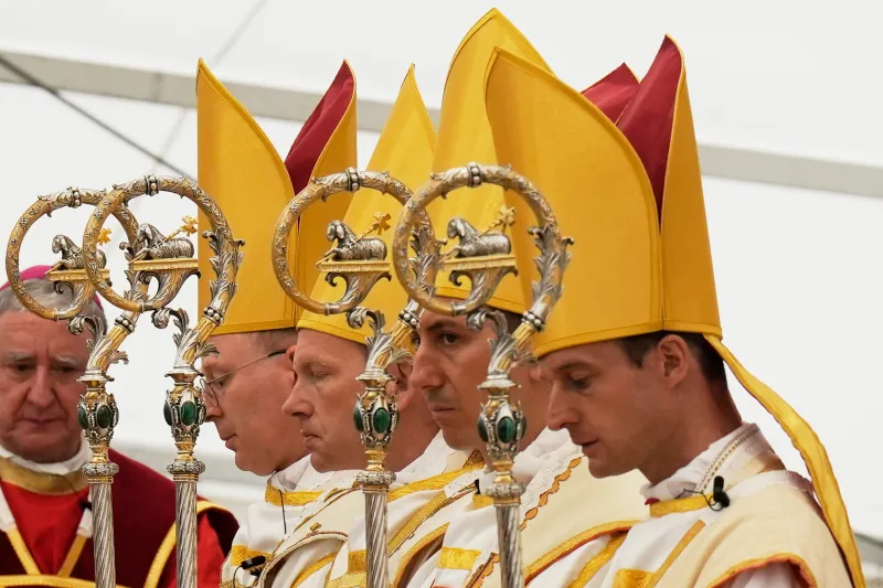 Los  lefebvrianos lamentan no haber podido explicar al Papa los motivos de la "cismática" ordenación de sus cuatro obispos mientras Parolin  aboga por reanudar el diálogo