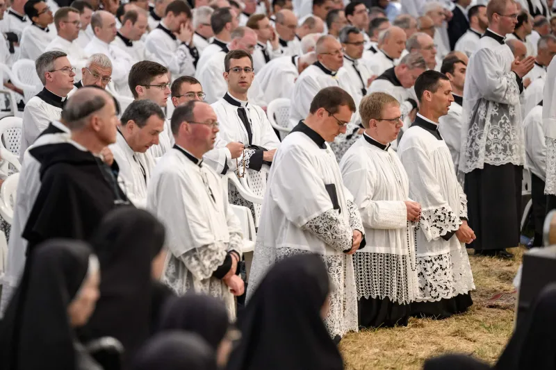 Quiénes son los lefebvrianos: sus símbolos, vestimenta y diferencias con la Iglesia actual