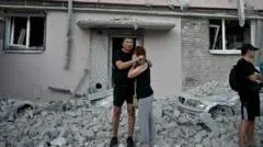 70 misiles y 500 drones: el ataque ruso "más masivo contra Kyiv" deja decenas de muertos y heridos y a muchas personas atrapadas bajo los escombros