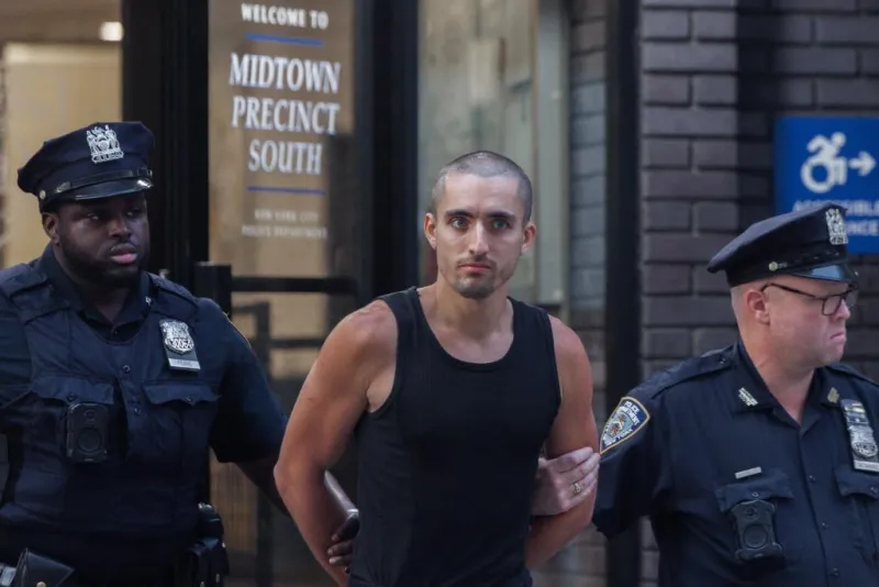 La pareja que subió a la antena del Empire State Building sin permiso se enfrenta a varios cargos penales