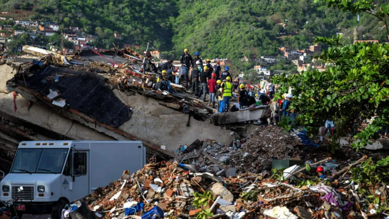 Una semana después del terremoto en Venezuela, las familias se niegan a perder la esperanza