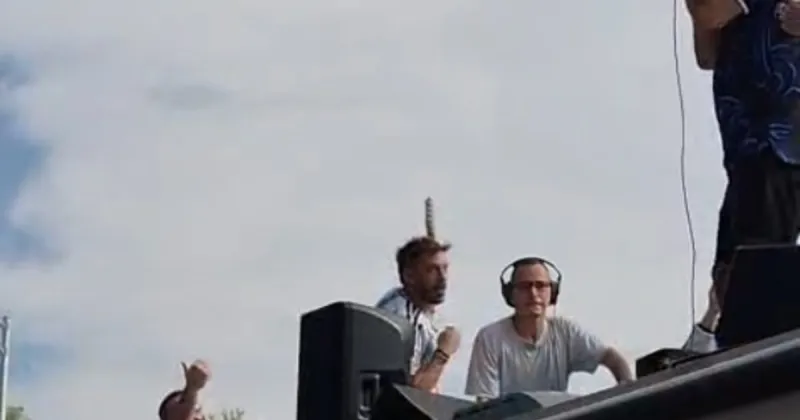 El incómodo momento de Andrés Ciro en el banderazo de los hinchas argentinos en Miami: un policía lo interrumpió cuando tocaba el Himno