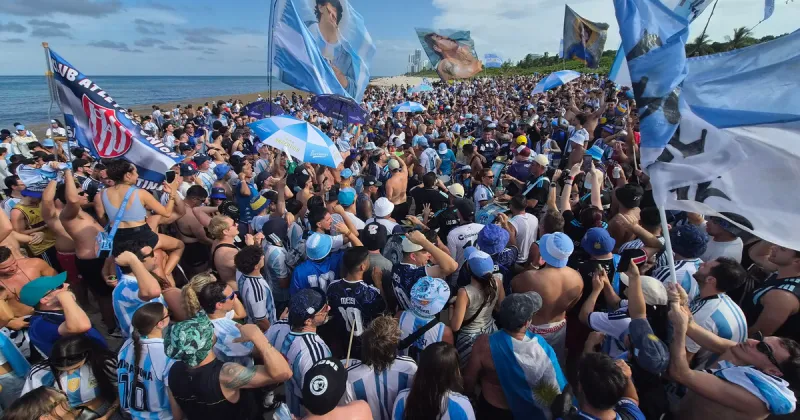 Ni la lluvia frenó a los argentinos en Miami: otro banderazo multitudinario antes de Cabo Verde