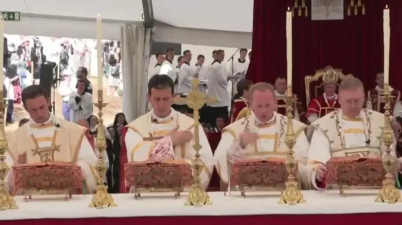 Vaticano excomulga a cuatro obispos y declara un cisma por desafío al papa León XIV