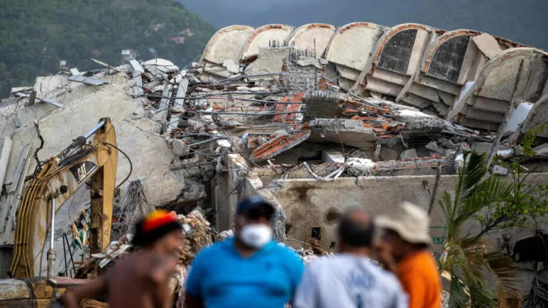 En directo: venezolanos se apresuran a identificar los cuerpos de sus seres queridos a nueve días del doble terremoto
