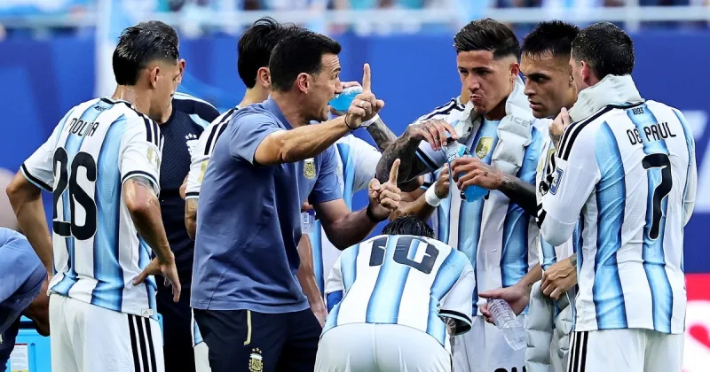 Lionel Scaloni marcó la jugada en la pausa de hidratación y llegó el gol: qué les dijo a Lisandro Martínez y Messi