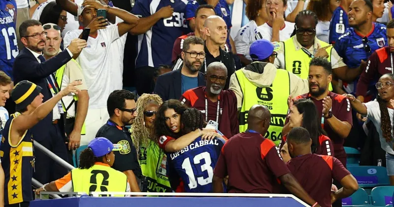 Del golazo al beso en la tribuna: el emotivo festejo de Sidny Cabral con su novia que conmovió al Mundial