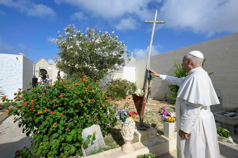 El Papa en Lampedusa: "Europa es responsable de los migrantes"