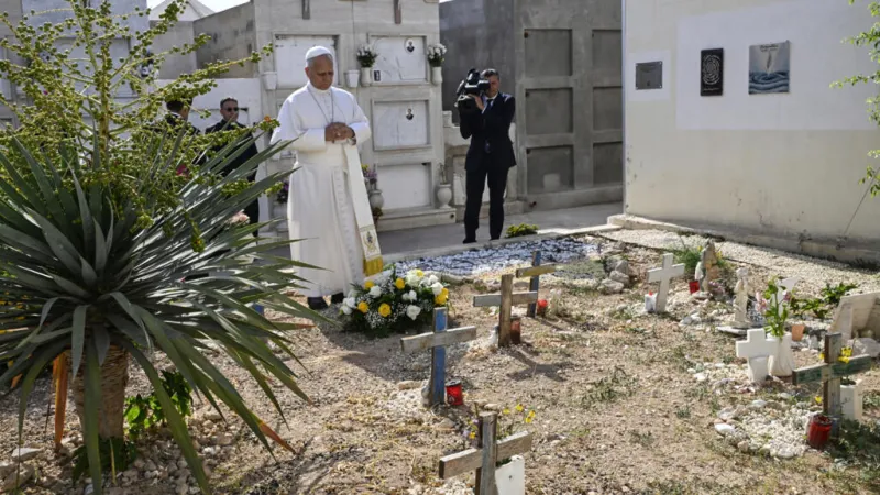 León XIV denuncia en Lampedusa la indiferencia ante los muertos en el Mediterráneo: "Decisiones tomadas y omitidas"
