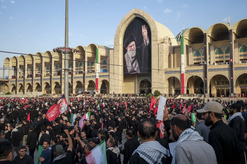 Irán convierte el funeral de Jamenei en un desafío a Washington: "¡Venganza, muerte a EEUU!"