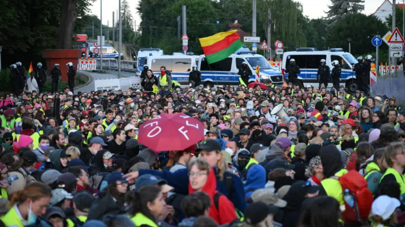 Decenas de miles de personas en Alemania protestan contra el congreso de la ultraderechista AfD