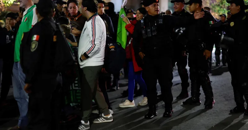 Disturbios en los alrededores del hotel donde está Inglaterra: la Policía desaloja de prepo a decenas de hinchas mexicanos