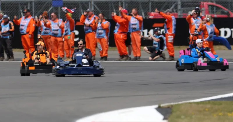 La Fórmula 1 y un desfile muy especial: la desopilante carrera con minicoches de Lego en Silverstone