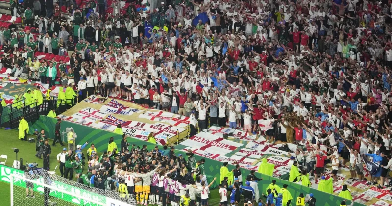 La insólita caída de Jordan Henderson: quiso festejar la clasificación de Inglaterra y tuvo que ser retirado en camilla del Azteca