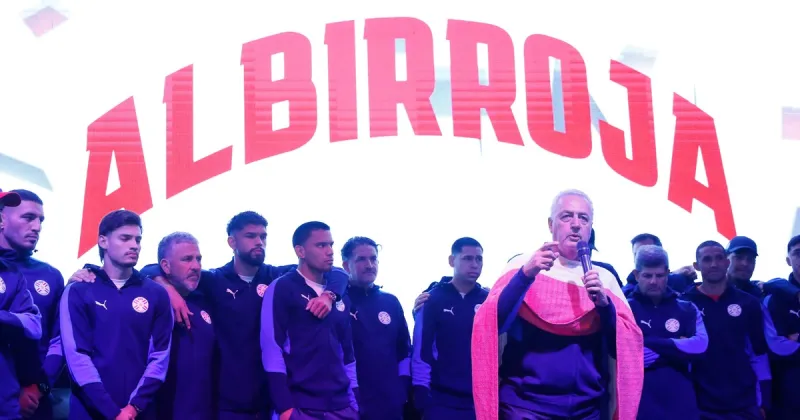 Paraguay recibió como héroes a sus jugadores tras la eliminación del Mundial: el mensaje de Santiago Peña y la continuidad de Gustavo Alfaro