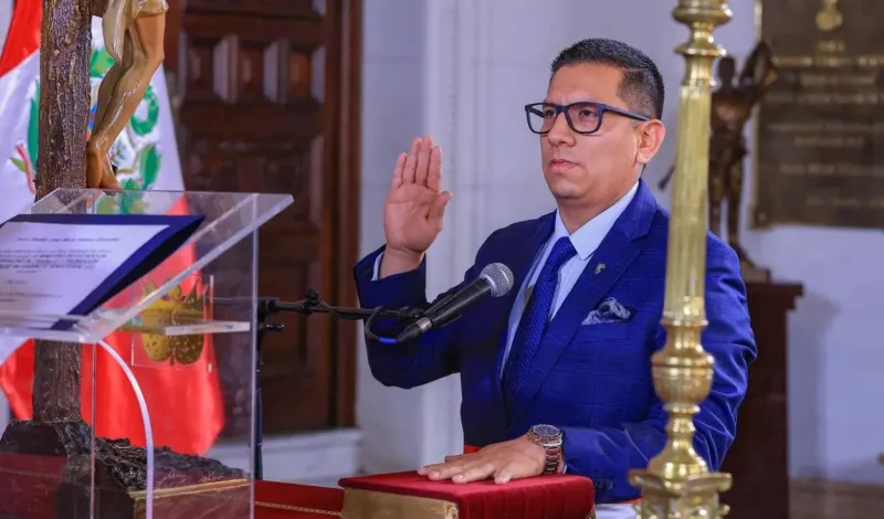 Ministro de Trabajo es denunciado por presunto certificado falso para acceder a cargo público