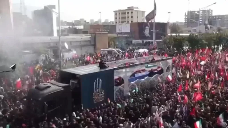 Miles de iraníes despiden al ayatolá Alí Jamenei en Teherán