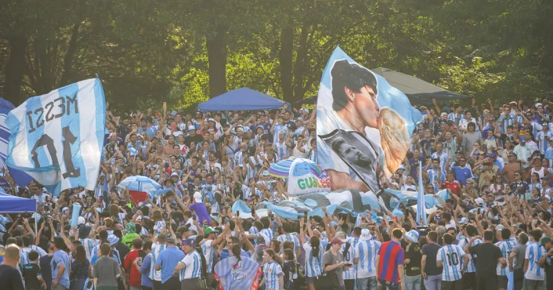 La marea albiceleste llegó a Atlanta: historias de los "buscas argentinos" que hacen lo imposible por seguir a la Selección