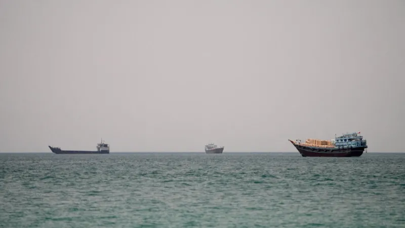 Petrolero es alcanzado por un "proyectil desconocido" frente a la costa de Omán, cerca del estrecho de Ormuz